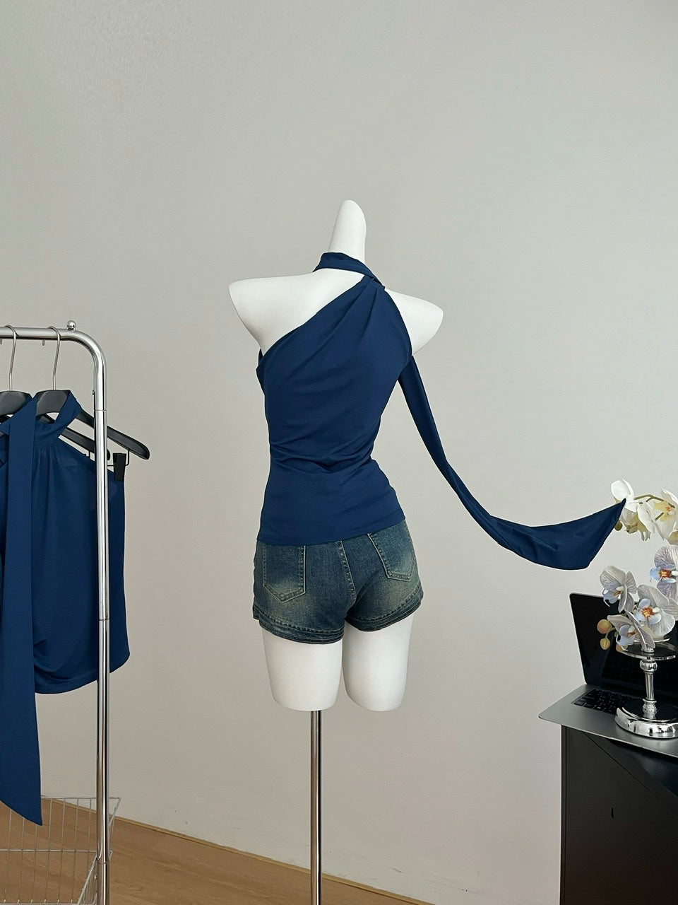 Miyou self-made, designed slanted shoulder streamer white waist top 2025 summer new super fire solid color