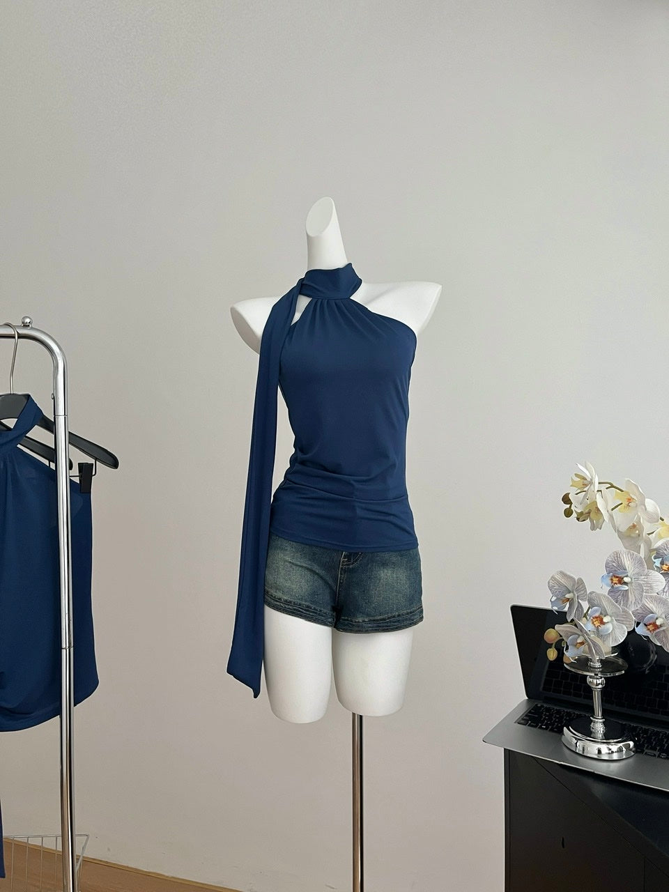Miyou self-made, designed slanted shoulder streamer white waist top 2025 summer new super fire solid color